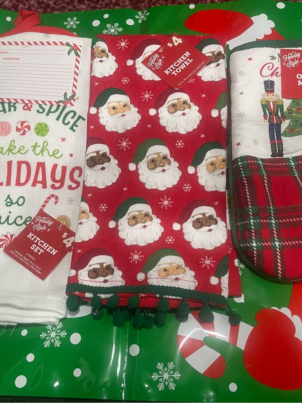2 Sets of Festive Red & Green Kitchen Towels & Mittens
